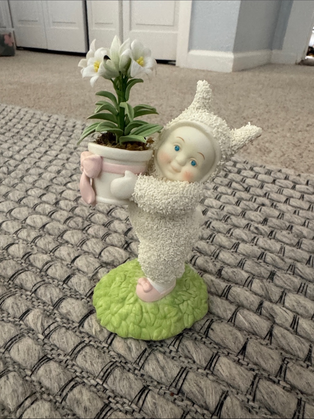 Dept 56 Snowbabies Easter Lily Retired Item 56-26206 Bunny Figurine
